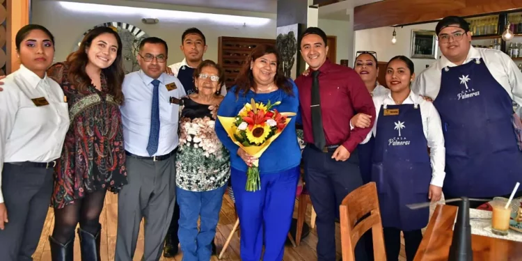 Fotos: Rubén Morales // La cumpleañera recibió un hermoso ramo de flores de parte de sus seres queridos, detalle que alegró aún más la celebración.