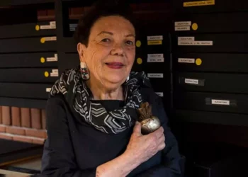 La obra de Graciela Iturbide capta la vida cotidiana de México, con una mirada profunda, respetuosa y evocadora.