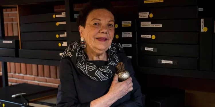 La obra de Graciela Iturbide capta la vida cotidiana de México, con una mirada profunda, respetuosa y evocadora.