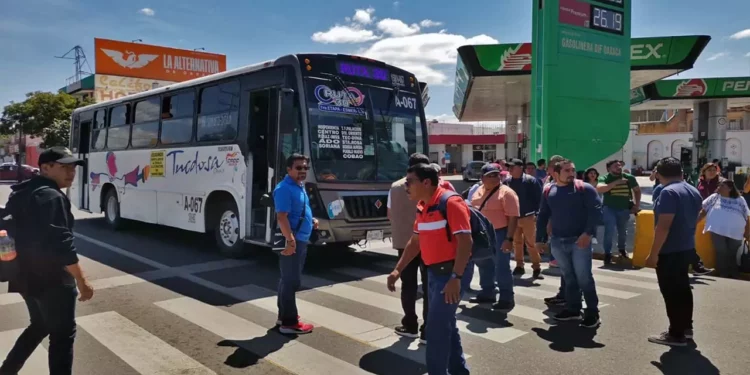 Foto: Jesús Santiago // Las y los manifestantes impidieron la circulación de todo tipo de unidad de motor.