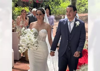 Los novios, María Isabel y Mario, recién casados.