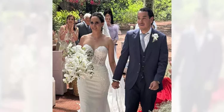 Los novios, María Isabel y Mario, recién casados.