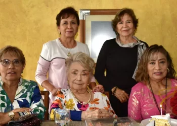 Fotos: Rubén Morales // Luz María Martínez Argüeyes rodeada de sus amigas durante la celebración de su cumpleaños.