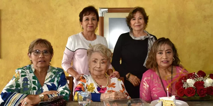 Fotos: Rubén Morales // Luz María Martínez Argüeyes rodeada de sus amigas durante la celebración de su cumpleaños.