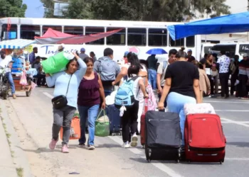 Fotos: Adrián Gaytán // Maestros de la Sección 22 bloquean el crucero del Aeropuerto.