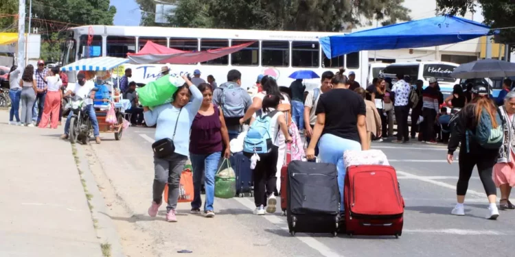 Fotos: Adrián Gaytán // Maestros de la Sección 22 bloquean el crucero del Aeropuerto.