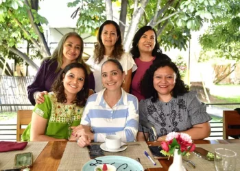 Foto: Rubén Morales // Sandra Ruiz (al centro) festejó su día con sus amigas Roxana González, Elvia Garrido, Luisa Meixueiro, Coral Rojas y Alejandra Márquez.