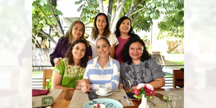 Foto: Rubén Morales // Sandra Ruiz (al centro) festejó su día con sus amigas Roxana González, Elvia Garrido, Luisa Meixueiro, Coral Rojas y Alejandra Márquez.