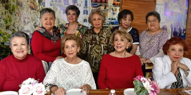 Fotos: Rubén Morales // Toña Díaz, Pilar Neila, Olga Paz, Pila Melgoza, Nina Castañeda, Rosita Bermúdez, Mayola Audiffred y Tatis Fernández acompañaron a Mina Fernández Pichardo en su día especial.