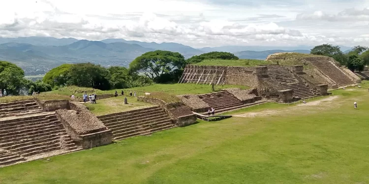 Foto: Adrián Gaytán // Zona arqueológica de Monte Albán, casi inaccesible para la ciudadanía.
