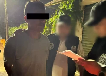 Elementos de la Agencia Estatal de Investigaciones trasladan a J.J.O., alias “El Campanita”, detenido por su presunta participación en el doble homicidio de los hermanos Epifanio y José L.A.E., en la ciudad de Juchitán, Istmo de Tehuantepec.