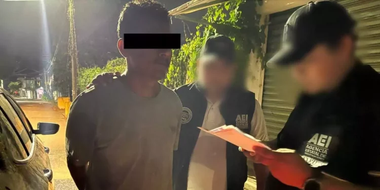 Elementos de la Agencia Estatal de Investigaciones trasladan a J.J.O., alias “El Campanita”, detenido por su presunta participación en el doble homicidio de los hermanos Epifanio y José L.A.E., en la ciudad de Juchitán, Istmo de Tehuantepec.
