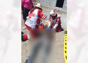 Agentes policiales acudieron a la obra en la carretera Díaz Ordaz tras el altercado entre dos albañiles, que dejó un lesionado y un detenido.
