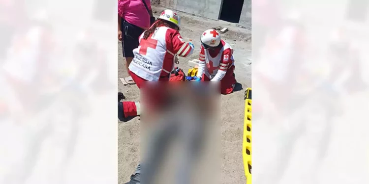 Agentes policiales acudieron a la obra en la carretera Díaz Ordaz tras el altercado entre dos albañiles, que dejó un lesionado y un detenido.