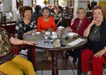 Foto: Rubén Morales // Adelina Velasco, Silvia Rojas, Olga Paz, Guille de los Santos y Carmelita Valencia compartieron un bello momento.
