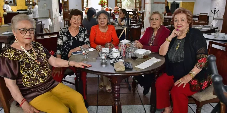 Foto: Rubén Morales // Adelina Velasco, Silvia Rojas, Olga Paz, Guille de los Santos y Carmelita Valencia compartieron un bello momento.