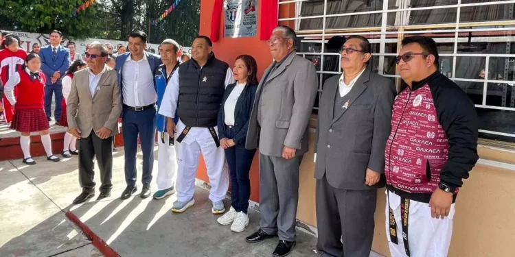 Alumnos, docentes y padres de familia participaron en las actividades culturales y deportivas del festejo.