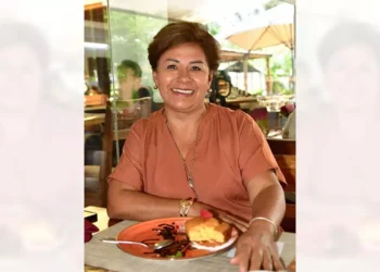 Foto: Rubén Morales // Ángela Torralba González, muy feliz celebrando su cumpleaños en compañía de sus amigas.