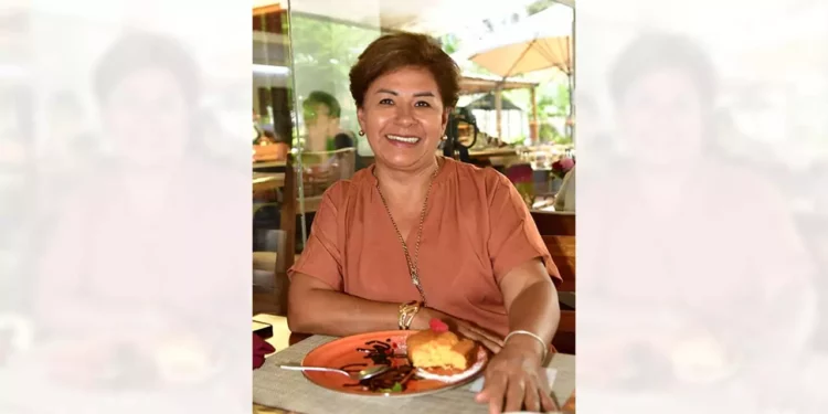 Foto: Rubén Morales // Ángela Torralba González, muy feliz celebrando su cumpleaños en compañía de sus amigas.