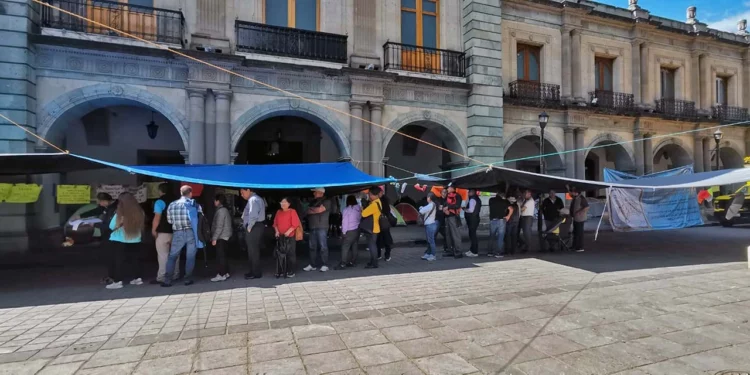 Cumplen cuatro semanas de movilizaciones ante insatisfacción de sus demandas.