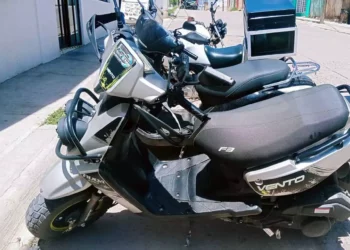 Cámaras captaron el momento en que un sujeto con casco y sudadera roba una motoneta Vento en el FOVISSSTE, Huajuapan.