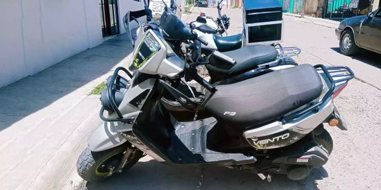 Cámaras captaron el momento en que un sujeto con casco y sudadera roba una motoneta Vento en el FOVISSSTE, Huajuapan.
