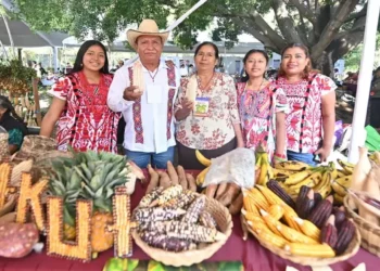 Campesinos de la Mixteca participaron en la celebración del Día Nacional del Maíz.