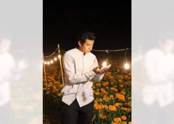 Dany Justiniano preparándose para las Festividades de Días de Muertos