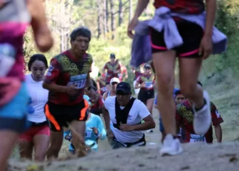 Foto: Leobardo García Reyes // El Cobao 44 de San Antonio de la Cal prepara su carrera.