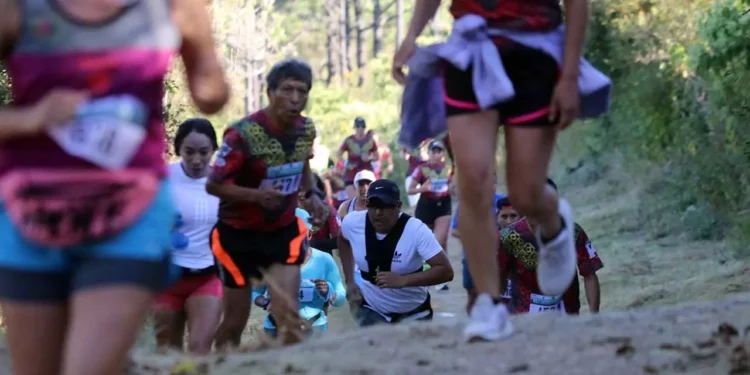 Foto: Leobardo García Reyes // El Cobao 44 de San Antonio de la Cal prepara su carrera.