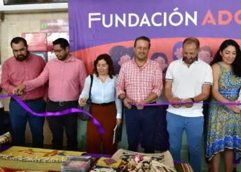 Foto: Rubén Morales // El corte del listón de la Feria Artesanal “Flor de Raíz” 2025 de la empresa de autobuses de primera clase ADO.