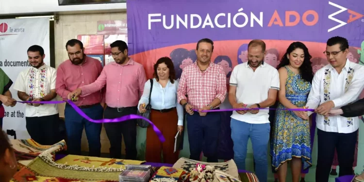 Foto: Rubén Morales // El corte del listón de la Feria Artesanal “Flor de Raíz” 2025 de la empresa de autobuses de primera clase ADO.