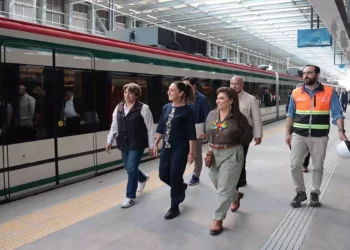 Encabezó un recorrido de supervisión de las estaciones Santa Fe a Observatorio acompañada por autoridades y empresas constructoras.