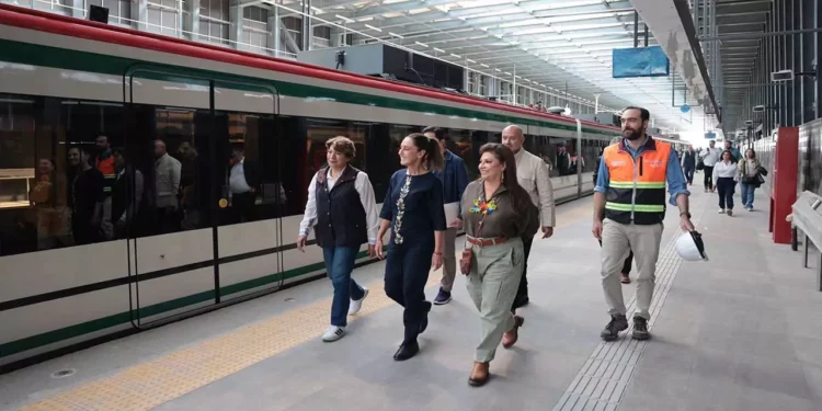 Encabezó un recorrido de supervisión de las estaciones Santa Fe a Observatorio acompañada por autoridades y empresas constructoras.