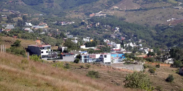 Han aparecido propietarios de terrenos en el cerro del Crestón que es un área natural protegida.