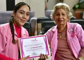 Fotos: Rubén Morales // La Dra. Alesly Lourdes Moncada Palacios fue reconocida por su apoyo en la realización de la plática sobre autoestima y cáncer.