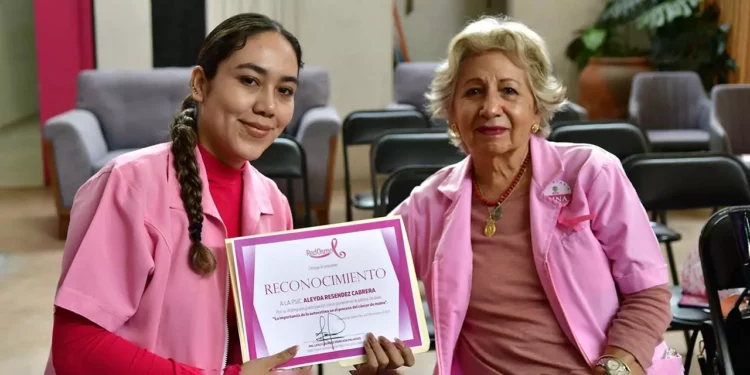 Fotos: Rubén Morales // La Dra. Alesly Lourdes Moncada Palacios fue reconocida por su apoyo en la realización de la plática sobre autoestima y cáncer.