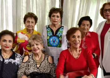 Fotos: Rubén Morales // La cumpleañera junto a sus amigas que le expresaron sus mejores deseos en esta fecha tan especial.