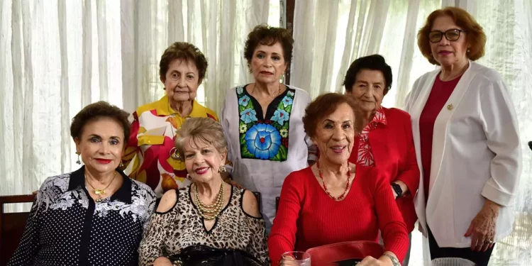 Fotos: Rubén Morales // La cumpleañera junto a sus amigas que le expresaron sus mejores deseos en esta fecha tan especial.