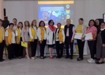 La doctora Brenda Carbajal Saldaña impartió una conferencia informativa sobre la detección temprana del cáncer infantil y de mama.