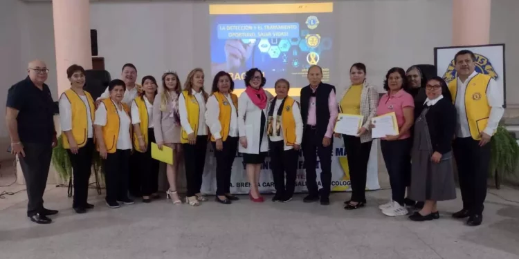 La doctora Brenda Carbajal Saldaña impartió una conferencia informativa sobre la detección temprana del cáncer infantil y de mama.