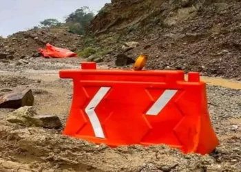 Foto: cortesía // La súper carretera, Barranca Larga Ventanilla registra múltiples derrumbes.