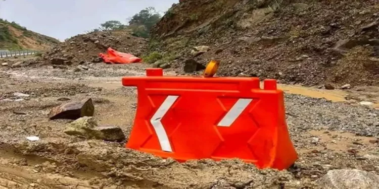 Foto: cortesía // La súper carretera, Barranca Larga Ventanilla registra múltiples derrumbes.
