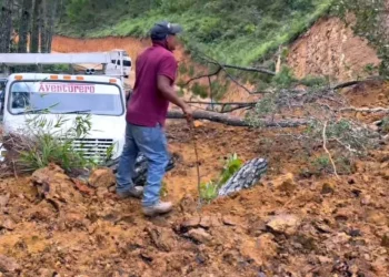 Las autoridades exhortaron a la población a evitar transitar por caminos en mal estado.