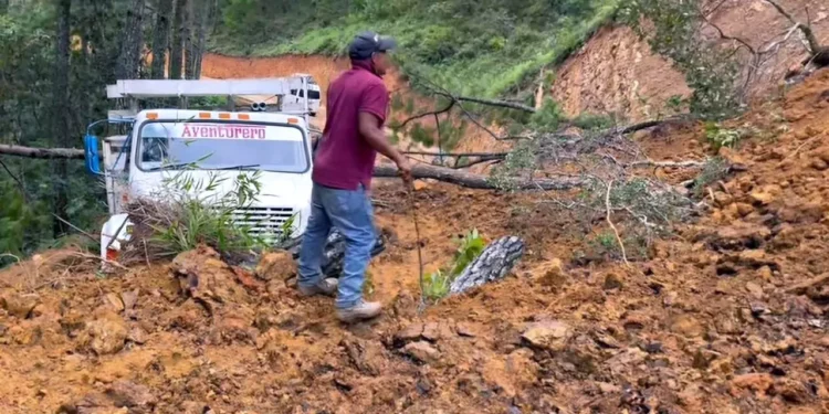 Las autoridades exhortaron a la población a evitar transitar por caminos en mal estado.