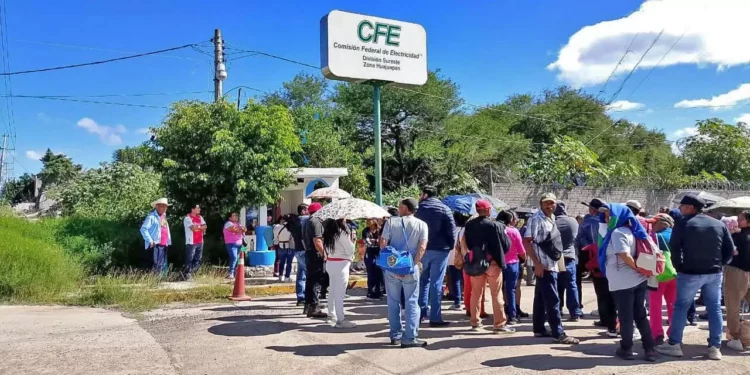 Manifestaron que tres comunidades mixtecas llevan años sin acceso al servicio eléctrico.