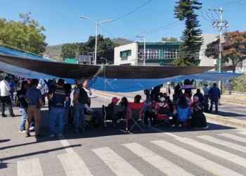 Fotos: Adrián Gaytán // Ratificaron la exigencia de la reinstalación de la mesa tripartita.