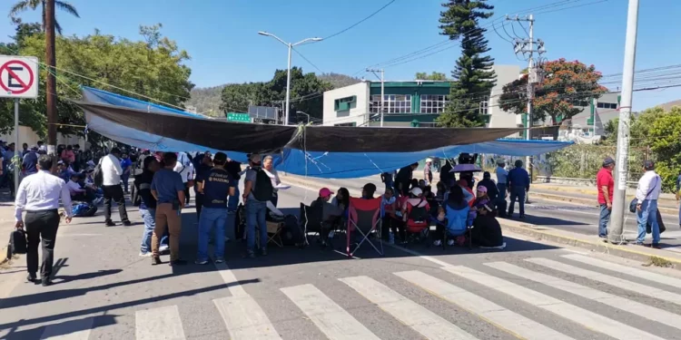 Fotos: Adrián Gaytán // Ratificaron la exigencia de la reinstalación de la mesa tripartita.