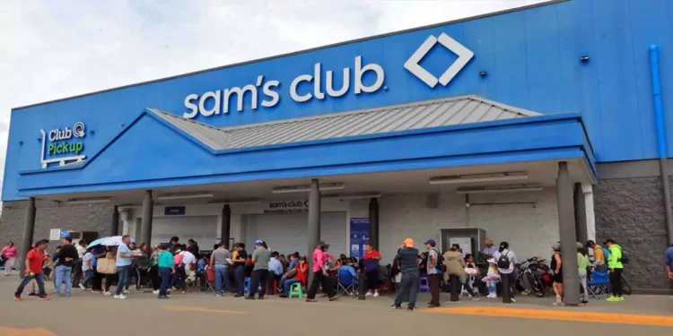 Foto: Adrián Gaytán // Toman centros comerciales de la capital.
