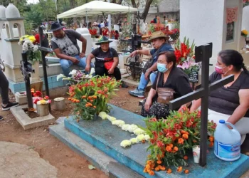 Foto: Adrián Gaytán // Capitalinos han comenzado a visitar las tumbas de sus seres queridos para la festividad de Fieles Difuntos.